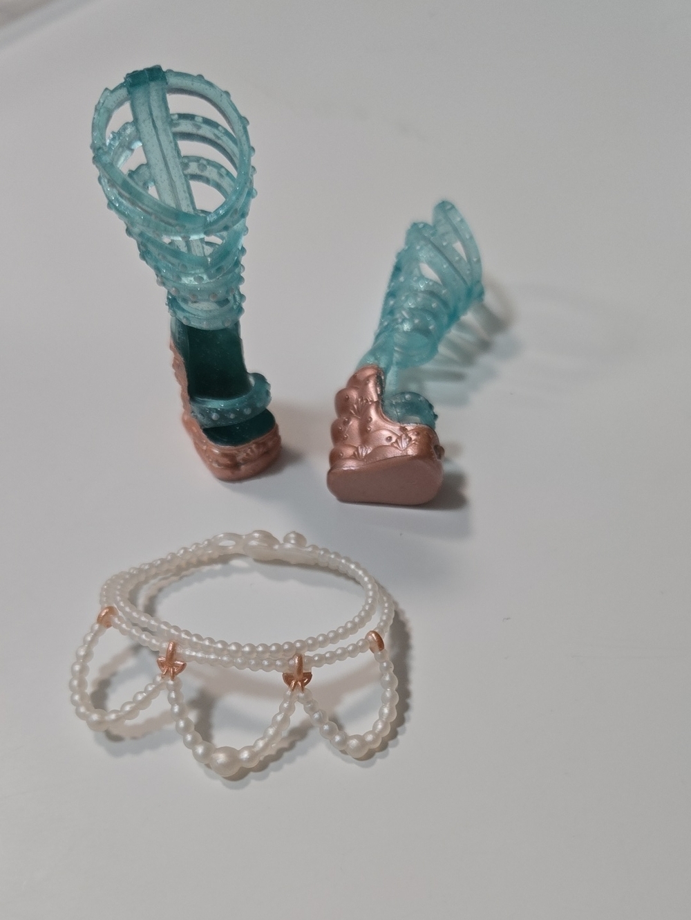 L.O.L OMG QUEENS SPLASH DOLL SHOES AND BELT